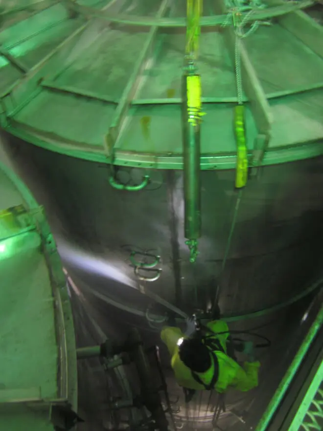 Cleaning large tank Cleaning large tank